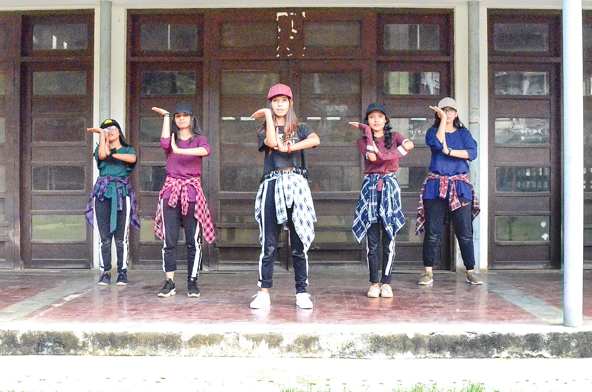 ঢাকা বিশ্ববিদ্যালয় ক্যাম্পাসে একটি নাচের দৃশ্যধারণ করেছিল এফবিএস ড্যান্স স্কোয়াড