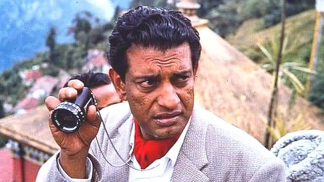 ১২ ছবিতে আরেকবার জেনে নিই সত্যজিৎ রায়কে