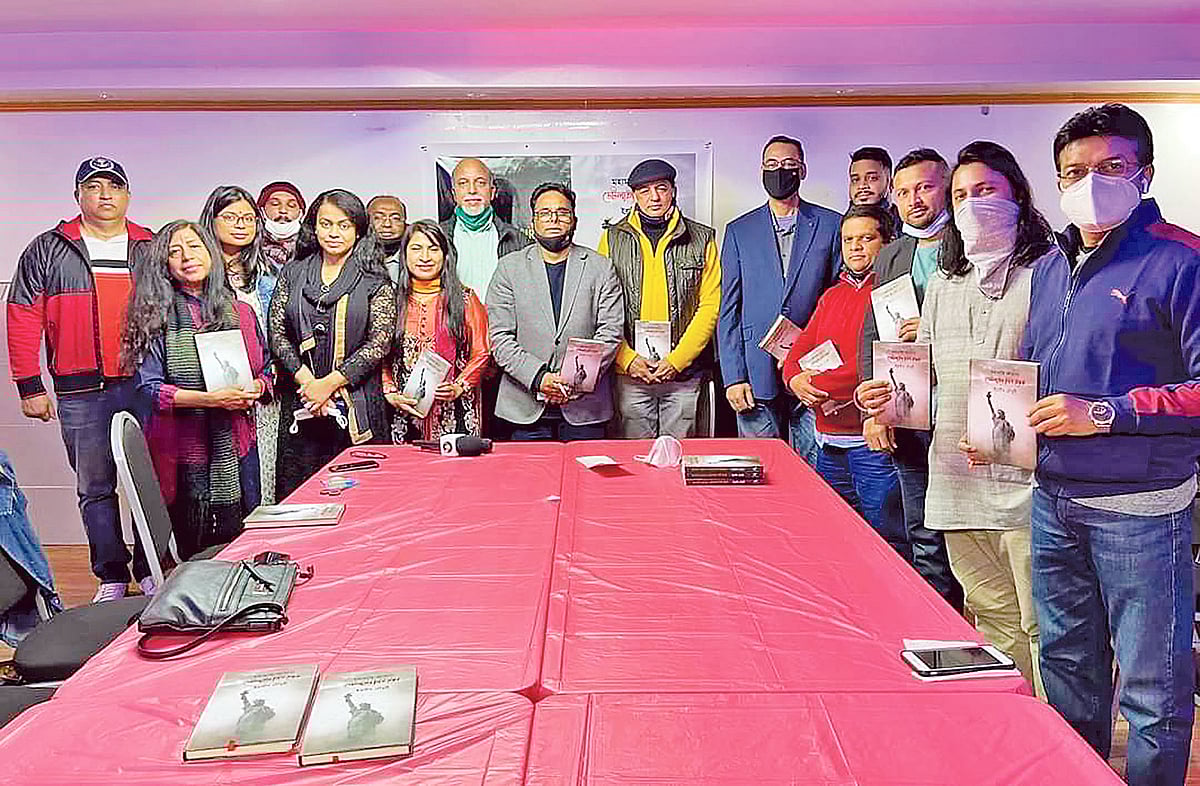 বই নিয়ে আড্ডায় লেখক–সাংবাদিকসহ নগরীর নানা পর্যায়ের লোকজন