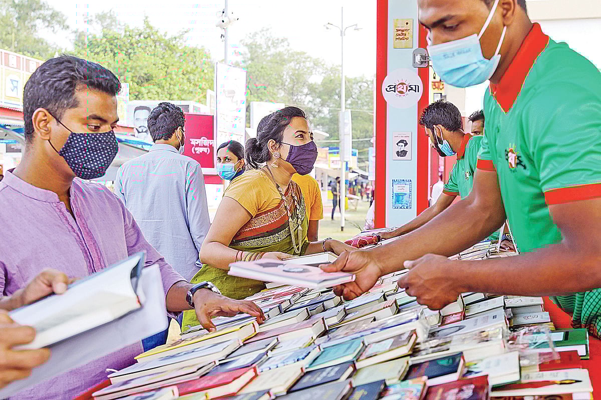 পছন্দের বই কিনতে অমর একুশে বইমেলার একটি স্টলে ক্রেতারা। ছবি: সাবিনা ইয়াসমিন