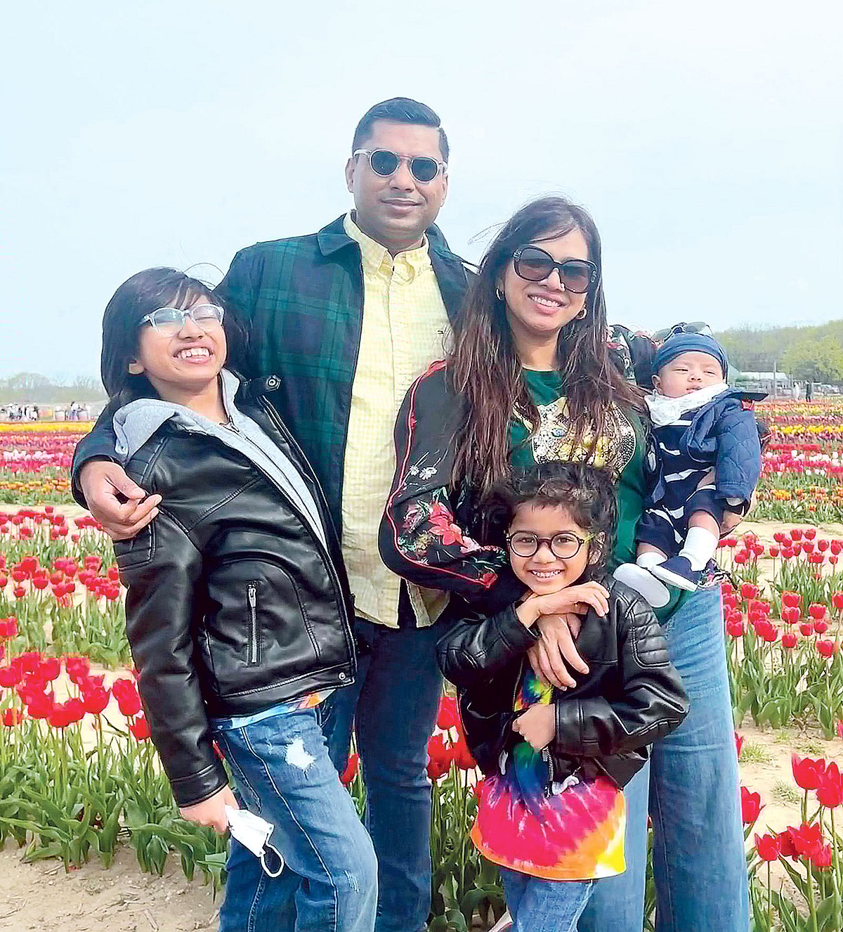 বাবা-মা ও ভাইবোনের সঙ্গে শায়ান