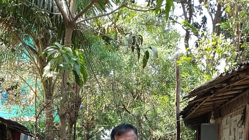 দক্ষিণ পতেঙ্গা চৌধুরীপাড়ায় নিজ বাড়ির সামনে অনিল চন্দ্র শীল