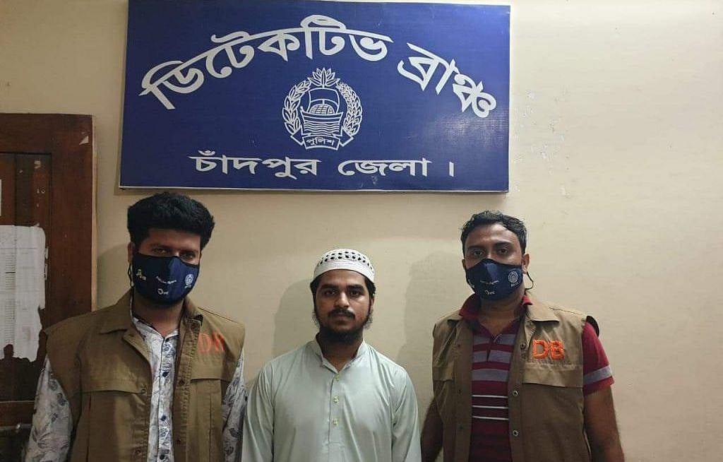 হেফাজত কর্মী জাকারিয়া খান (মাঝে)। ছবি: সংগৃহীত