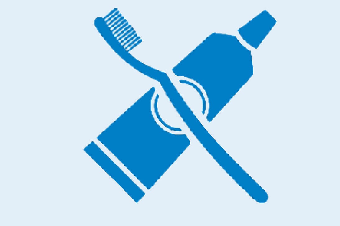 শিশুর দাঁতের ক্ষয় প্রতিরোধে ফ্লোরাইডযুক্ত টুথপেস্ট দিয়ে প্রতিদিন দাঁত ব্রাশ করতে হবে।