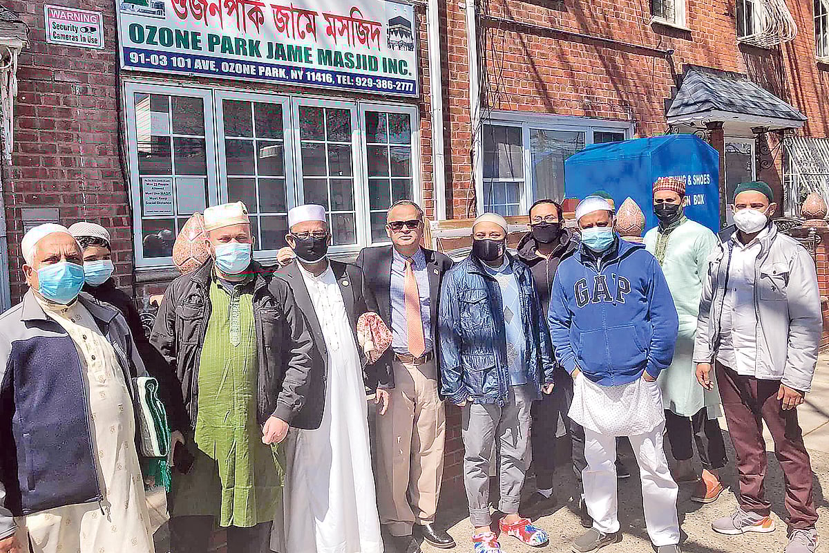 ওজোন পার্ক জামে মসজিদে মুসল্লিদের সঙ্গে হেলাল আবু শেখ