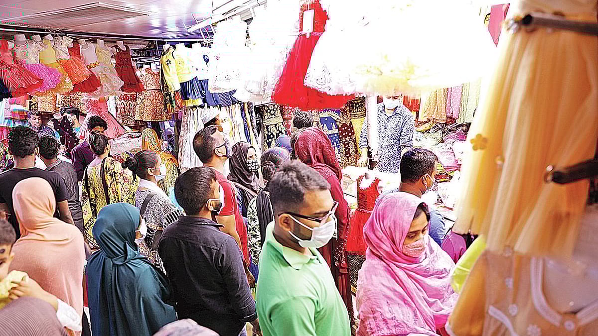 ঈদের আগে দোকানপাটে ক্রেতার ভিড়