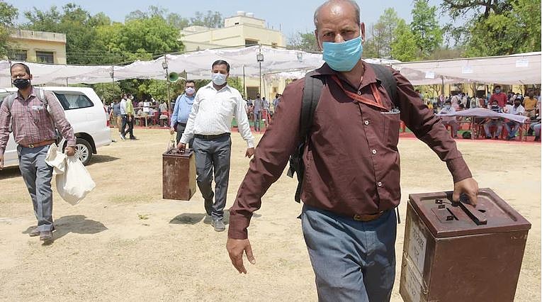 নির্বাচনী দায়িত্ব পালনে যাচ্ছেন এক শিক্ষক