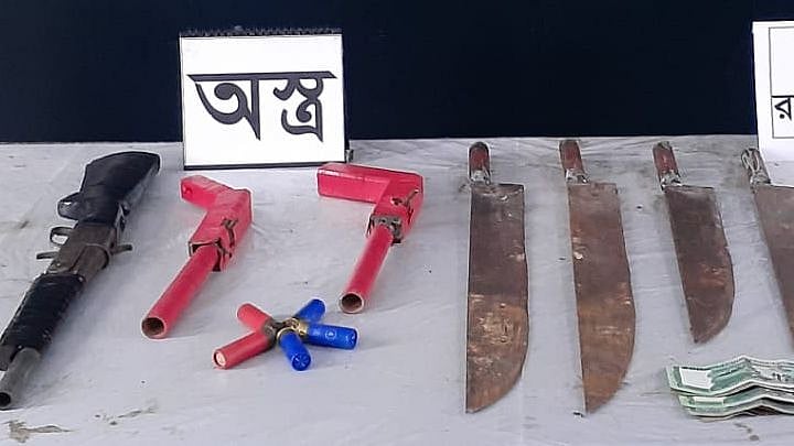 র‌্যাবের অভিযানে উদ্ধার হওয়া অস্ত্র। ছবি: সংগৃহীত