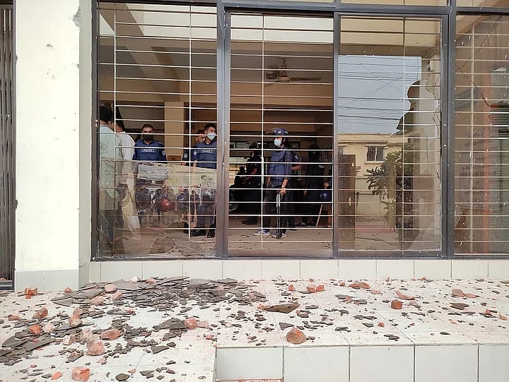 গত ২৬ মার্চ চট্টগ্রামের হাটহাজারীতে হেফাজত কর্মীদের মিছিল থেকে থানায় হামলা করা হয়। তাঁদের ইটপাটকেলের আঘাতে থানার জানালার কাচ ভেঙে যায়