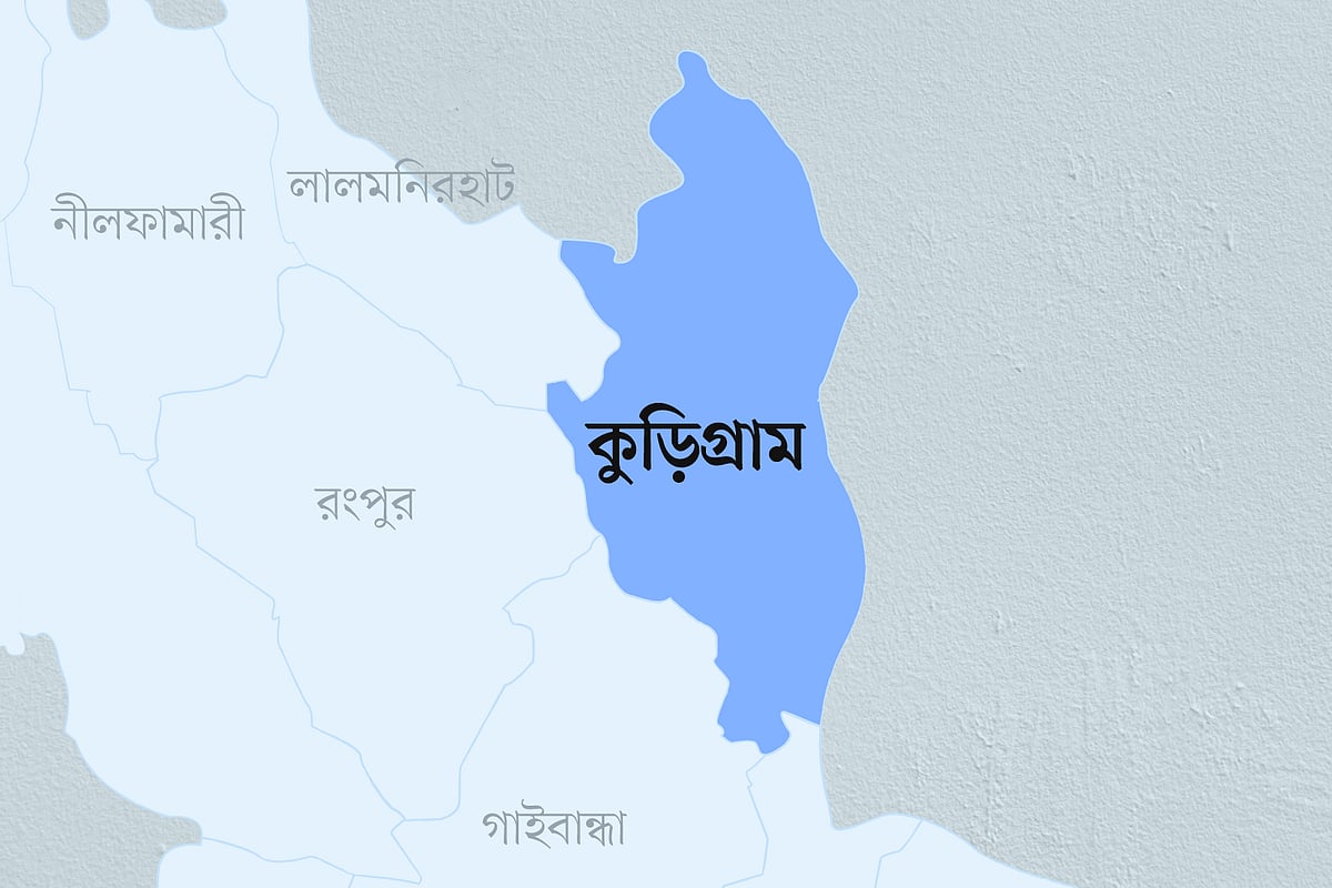 কুড়িগ্রামে গাছের ডালে ৯ ফুট লম্বা অজগর
