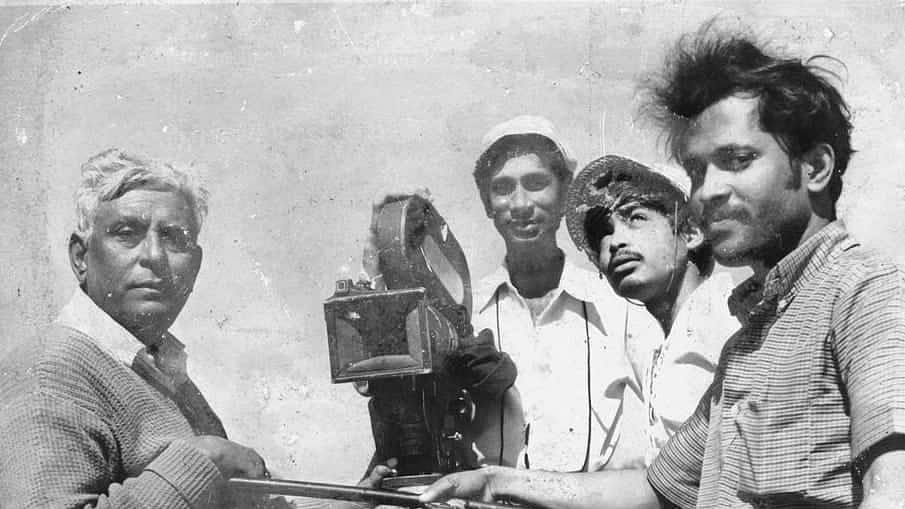 পুরস্কার ছবির শুটিং এ সাধন রায় সহ অন্যান্য কলাকুশলী। ছবি: সংগৃহীত