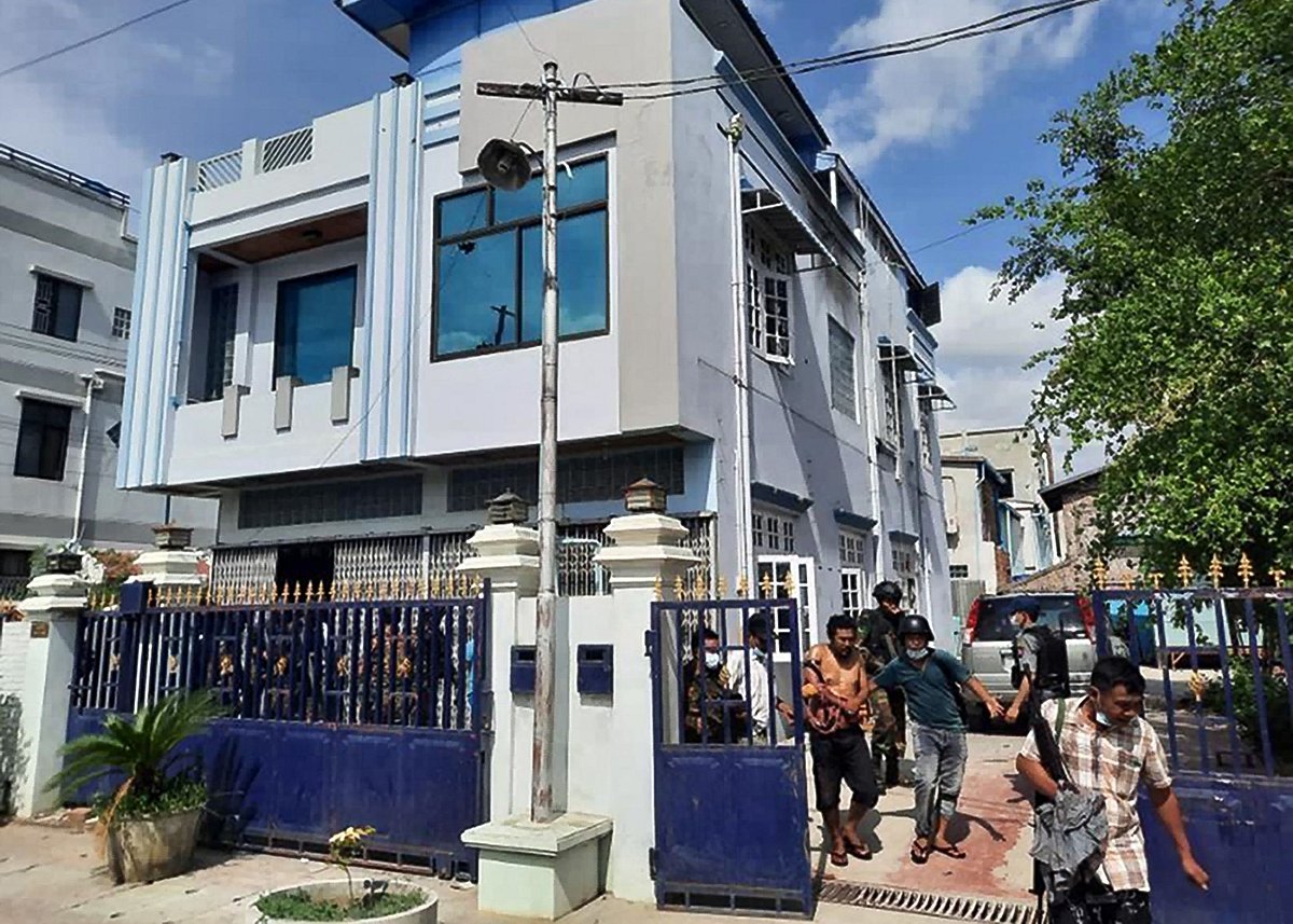 দেশটির কমান্ডার–ইন–চিফ অফিস থেকে ছবিটি সরবরাহ করা হয় বলে জানায় এএফপি