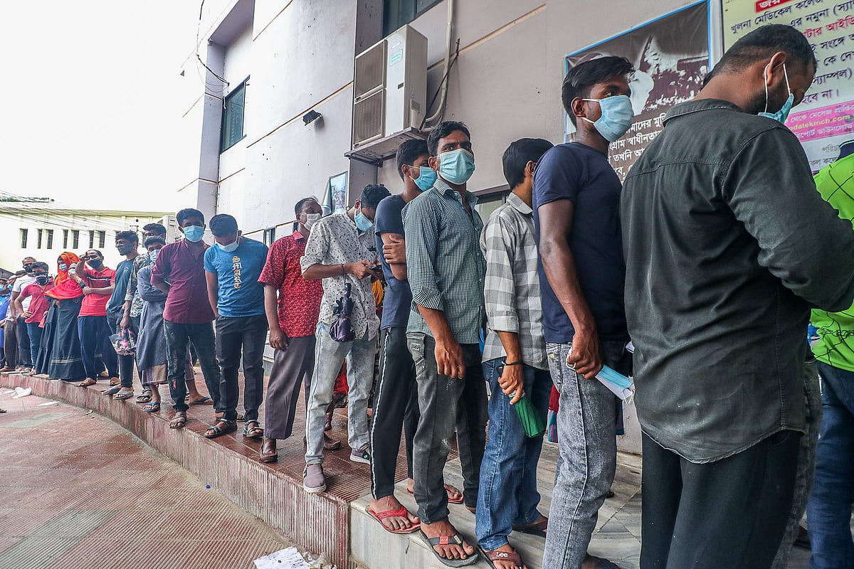  সকালেই করোনা পরীক্ষার জন্য টিকিট কাউন্টারে মানুষের দীর্ঘ লাইন। 