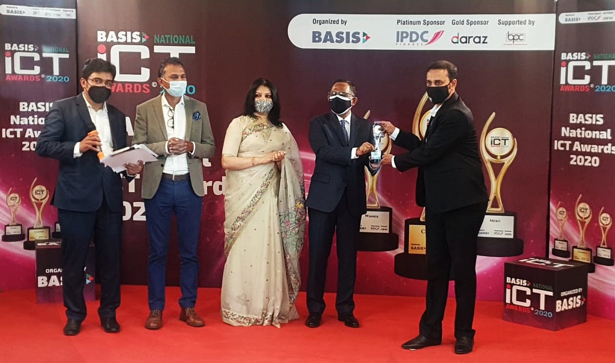 বাণিজ্যমন্ত্রী টিপু মুনশি এবং তথ্য ও যোগাযোগ প্রযুক্তি প্রতিমন্ত্রী জুনাইদ আহমদ পলকের কাছ থেকে পুরস্কার নেন প্রতিষ্ঠানটির চিফ অপারেটিং অফিসার কাজী ওমর ফেরদৌস।