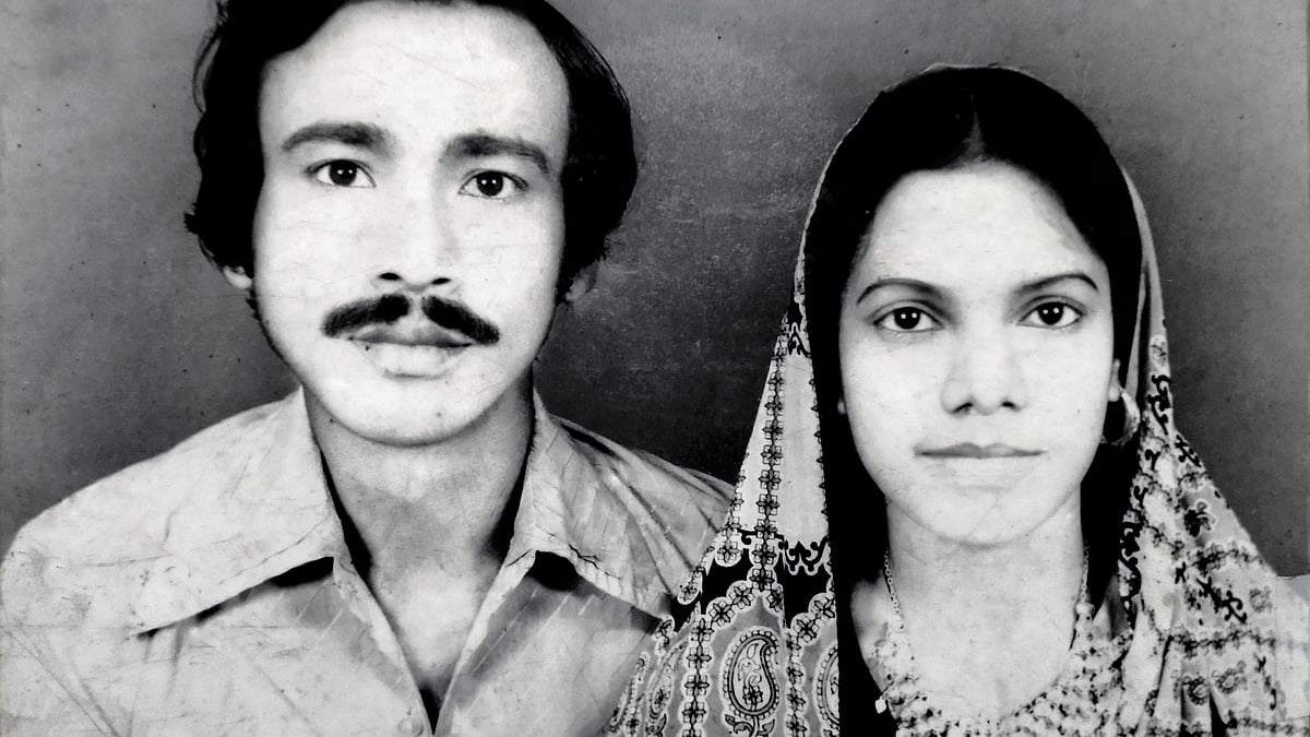 তারুণ্যে আমার মা ও বাবা। বাবা আমার কাছে শুধুই ছবির মানুষ।