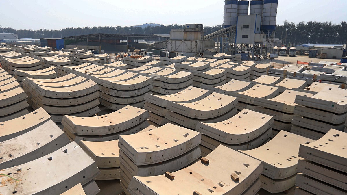 সারি সারি সেগমেন্টগুলো পতেঙ্গা এলাকায় সাজিয়ে রাখা হয়েছে।