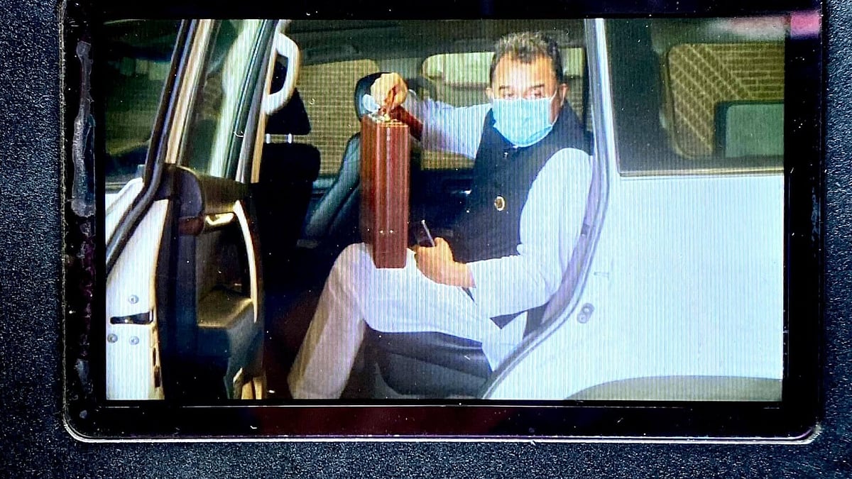 অর্থমন্ত্রীর হাতে রয়েছে লাল ব্রিফকেস। এতেই রয়েছে ২০২১-২২ অর্থবছরের প্রস্তাবিত বাজেট।