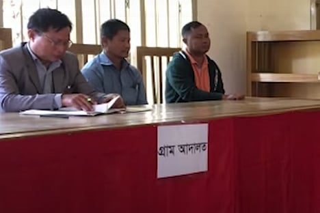 গ্রাম আদালতের মাধ্যমে ইউনিয়ন পর্যায়ে বিচার হচ্ছে। এ ধরনের আদালত নগরে করার দাবি উঠেছে