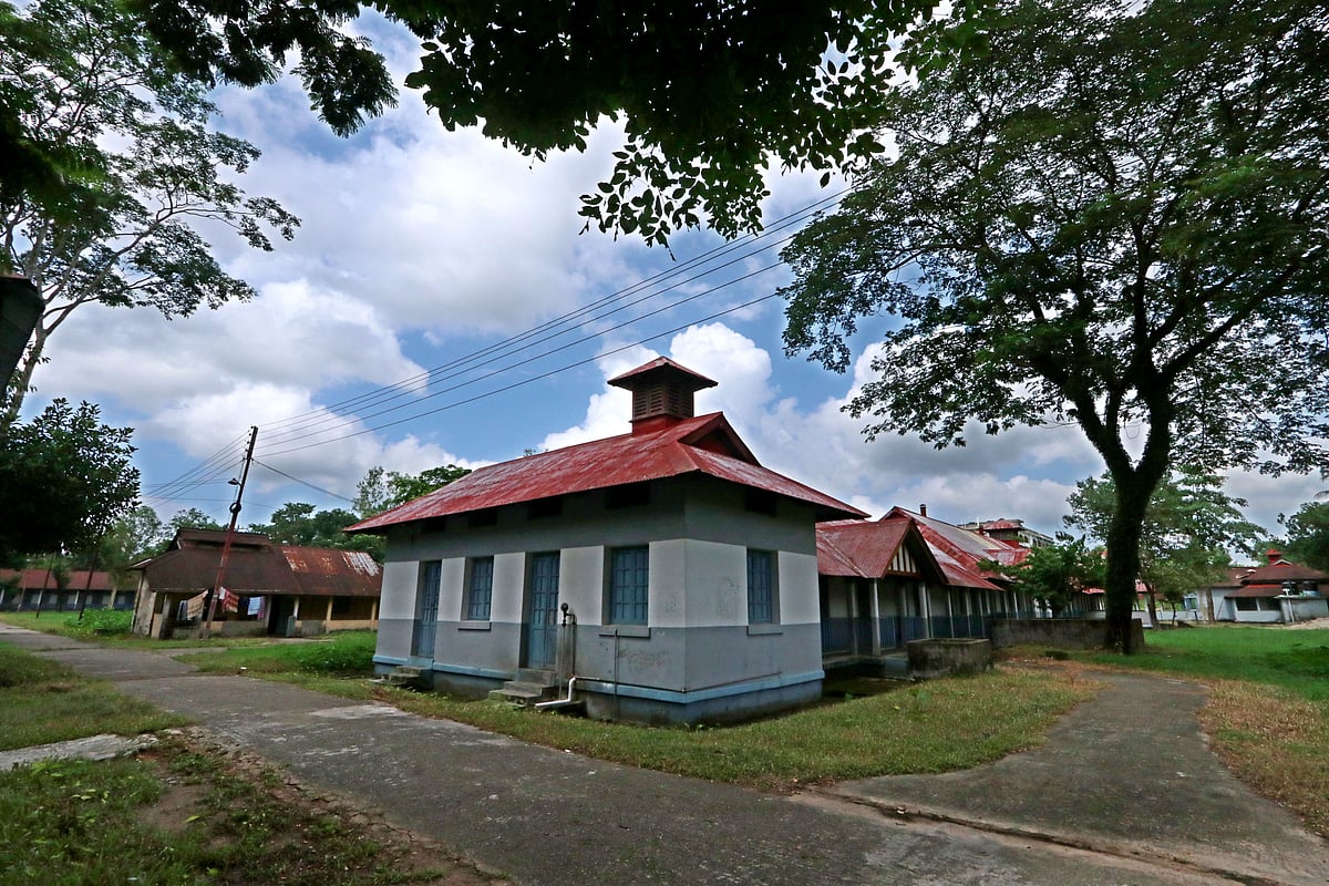 ওপরে টিন আর সেমিপাকা ছাত্রাবাস বেশ নজর কাড়ে