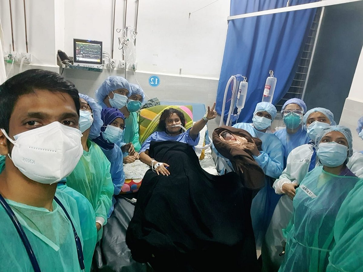 সন্তান জন্মের কাছাকাছি সময়ে এসে করোনায় আক্রান্ত হয়েছিলেন ২৩ বছর বয়সী ঝুমা আক্তার। হাসপাতালে ভর্তি হওয়ার পর শ্বাসকষ্ট বেড়ে যাওয়ায় অক্সিজেন দেওয়া হচ্ছিল তাঁকে। এর মধ্যেই প্রথম সন্তানের মা হলেন তিনি।