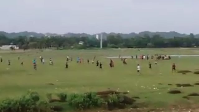 বিজিবির ধাওয়া খেয়ে দৌড়াচ্ছে সৈকতে ভিড় করা মানুষ। ছবি ভিডিও থেকে স্ক্রিনশট নেওয়া