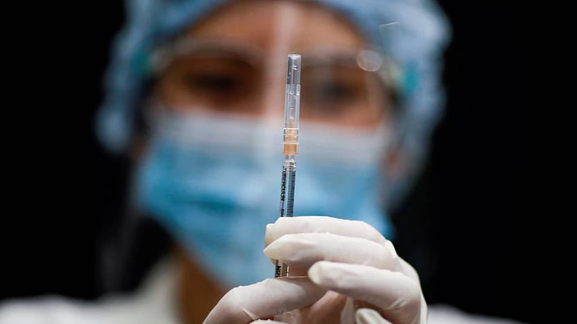 থাইল্যান্ডে সিনোভ্যাকের পূর্ণ ডোজ টিকা নেওয়ার পর কয়েক শ স্বাস্থ্যকর্মী করোনায় আক্রান্ত হয়েছেন।