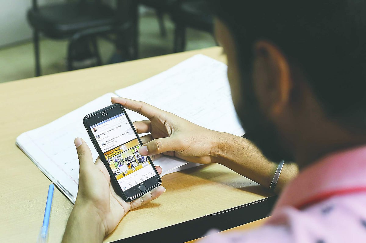 ফোনে বন্ধুদের সঙ্গে চ্যাটিং করার সময়ও যতটা সম্ভব ইংরেজিতে লেখার চর্চা করতে পারেন