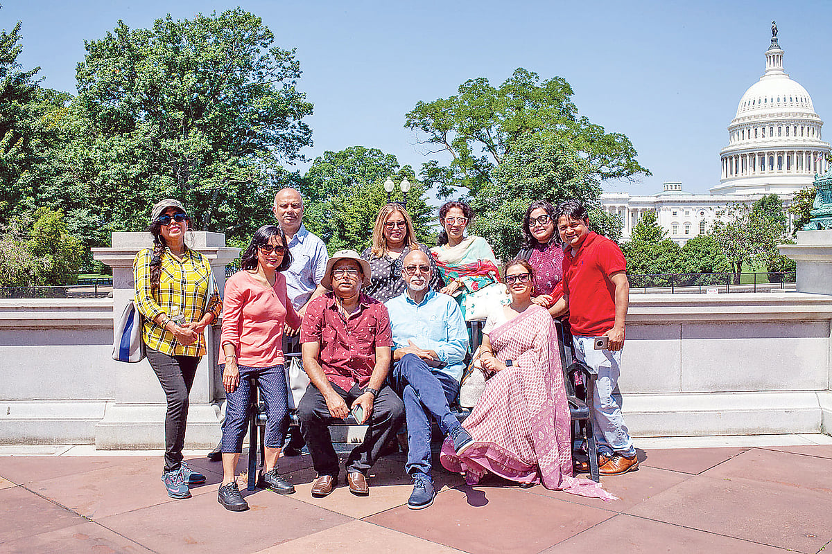 হোয়াইট হাউসের সামনে ভ্রমণ দলের সদস্যরা