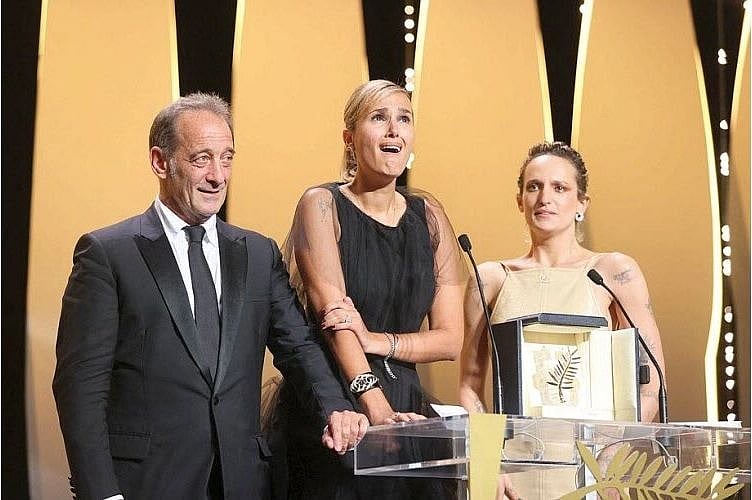 দুই অভিনয়শিল্পীর সঙ্গে জুলিয়া দুকুরনো (মাঝে) এএফপি