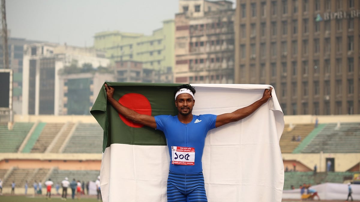 সবার শেষে দৌড় শেষ করলেন জহির রায়হান।