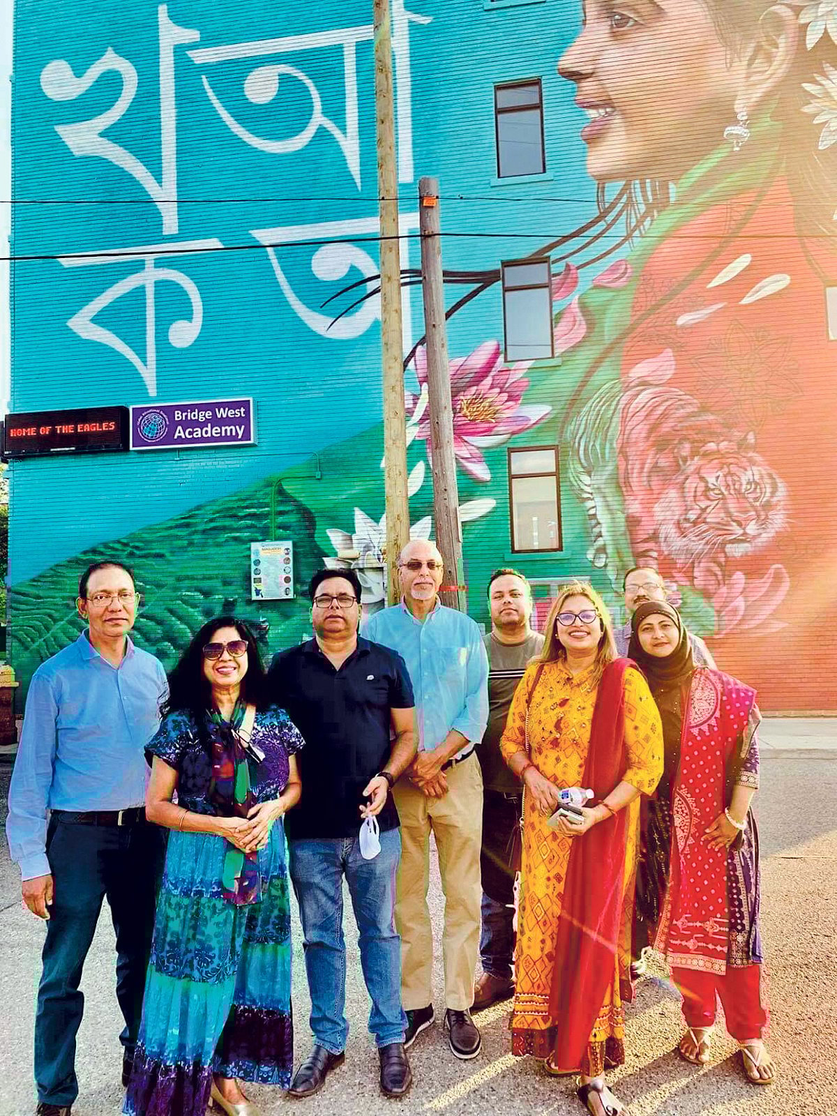 মিশিগানে বাংলাদেশের ম্যুরালের সামনে প্রথম আলো উত্তর আমেরিকা টিম