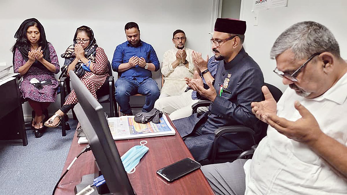 স্মরণ সভায় মরহুমার আত্মার মাগফিরাত কামনা করে মোনাজাত করা হয়