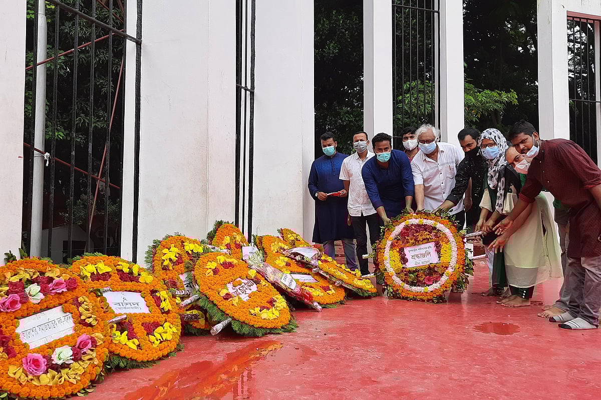 ২৬ আগস্ট ফুলবাড়ী দিবস। আজ বৃহস্পতিবার দিবসটি উপলক্ষে কেন্দ্রীয় শহীদ মিনারে পুষ্পস্তবক অর্পণ করে তেল-গ্যাস-খনিজ সম্পদ ও বিদ্যুৎ বন্দর রক্ষা জাতীয় কমিটি। ঢাকা, ২৬ আগস্ট। ছবি: সাইফুল ইসলাম