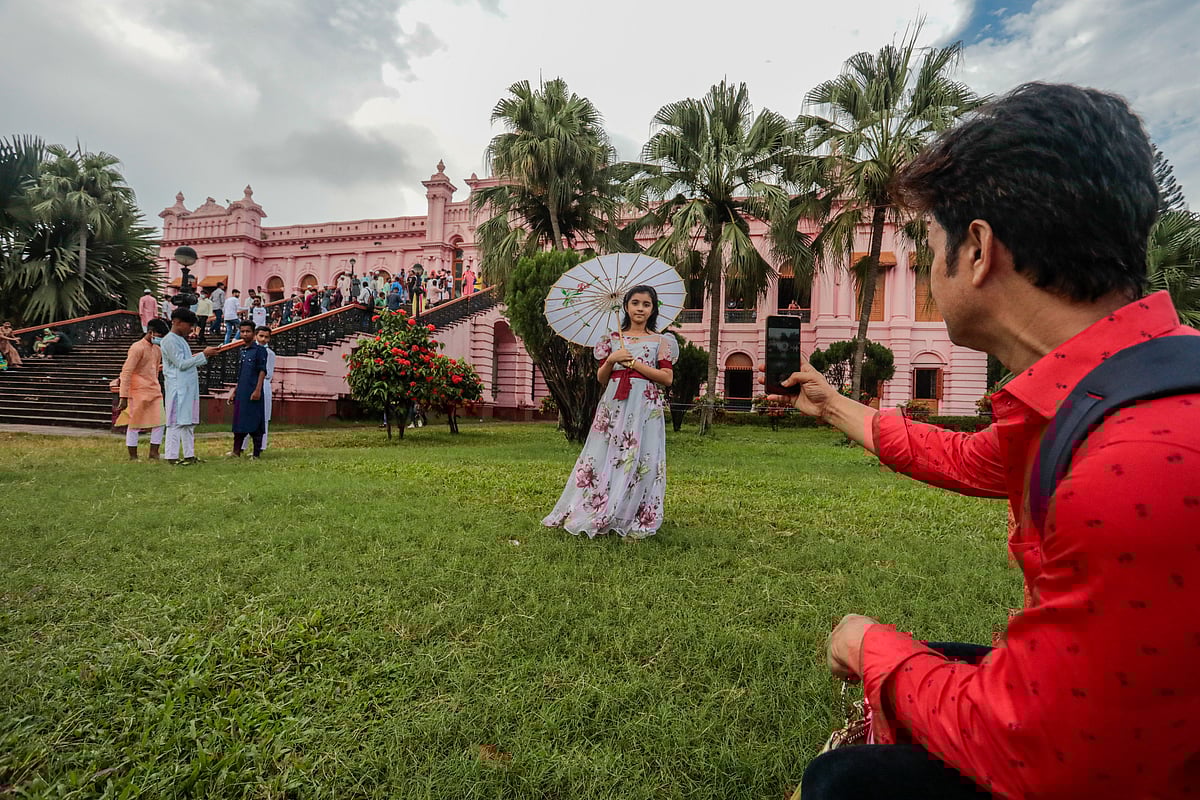 মিরপুর থেকে পুরান ঢাকার ঐতিহ্যবাহী আহসান মঞ্জিলে বাবা–মায়ের সঙ্গে বেড়াতে এসে ছবি তুলছে চতুর্থ শ্রেণির শিক্ষার্থী অধরা খান