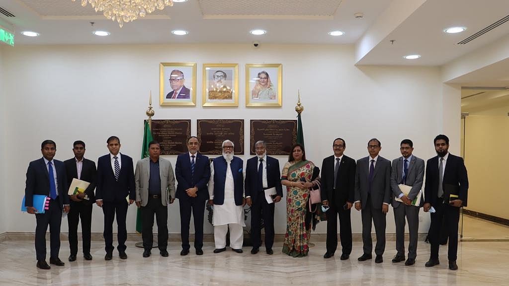 প্রধানমন্ত্রীর বেসরকারি শিল্প ও বিনিয়োগবিষয়ক উপদেষ্টা সালমান এফ রহমানের নেতৃত্বে একটি উচ্চপর্যায়ের সরকারি কর্মকর্তা ও ব্যবসায়ী দল এখন সৌদি আরব সফরে রয়েছে।