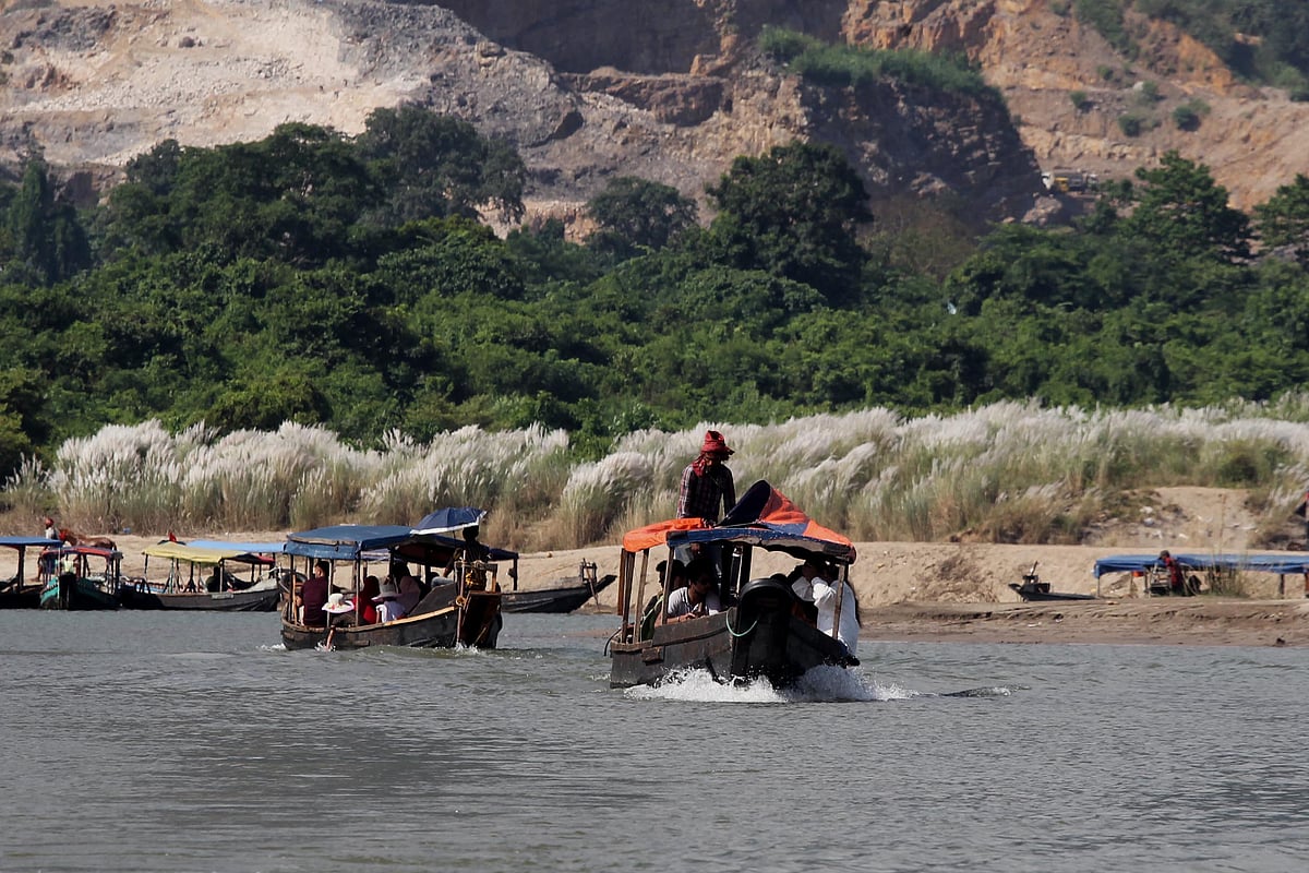 ধলাই নদে চলছে চলছে পর্যটকবাহী নৌকা। কূলজুড়ে কাশফুলের মেলা।