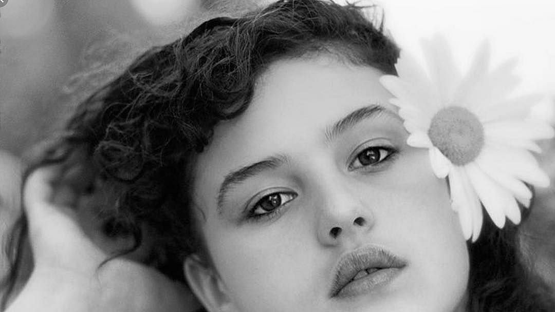 মাত্র ১৩ বছর বয়সে ফ্যাশন মডেল হিসেবে ক্যারিয়ার শুরু। তখন মডেলিং বা অভিনয় করবেন, তেমন ভাবনা খুব একটা ছিল না। পড়াশোনার ফি জোগাড় করতেই মডেলিং চালিয়ে যান। পরে আইন বিষয় ছেড়ে মডেলিং নিয়ে পড়তে শুরু করেন। মডেলিং তাঁর ভাগ্য বদলে দেয়। ১৯৯০ সালে তিনি প্রথম সিনেমায় নাম লেখান।