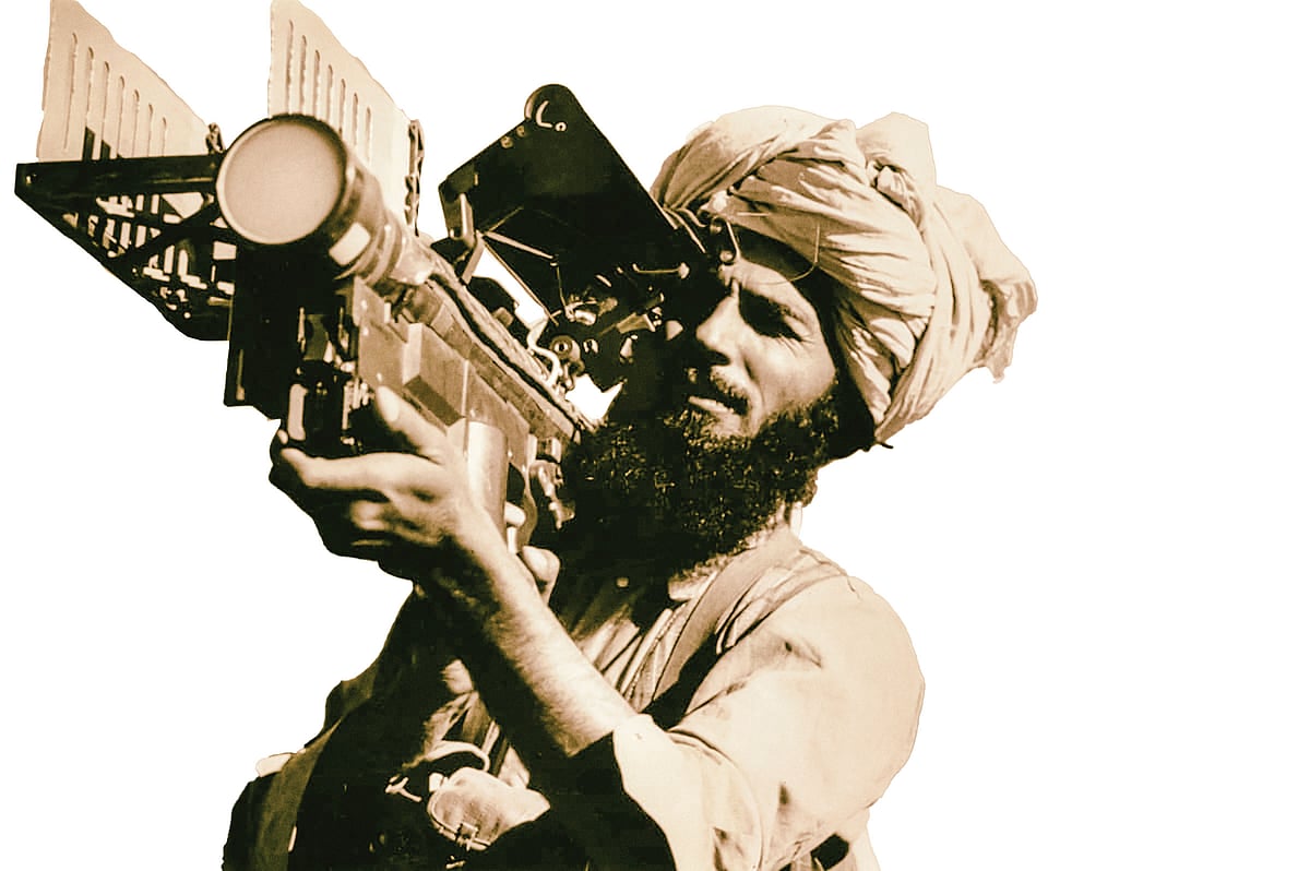 স্টিঙ্গার ক্ষেপণাস্ত্র হাতে আফগান মুজাহিদিন। এই অস্ত্র দিয়েই ঘায়েল হয়েছিল সোভিয়েত বাহিনী।