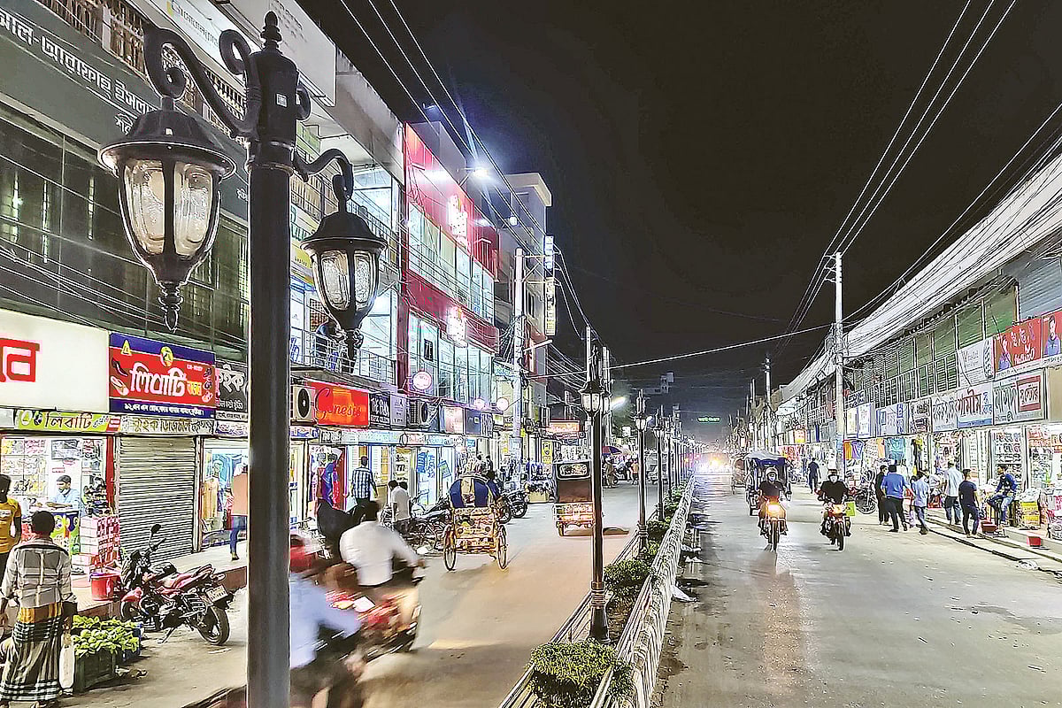 ভূগর্ভে পানি জমে তার নষ্ট হওয়ায় খুঁটির বাতি জ্বলছে না। সম্প্রতি তোলা ছবি।  প্রথম আলো 