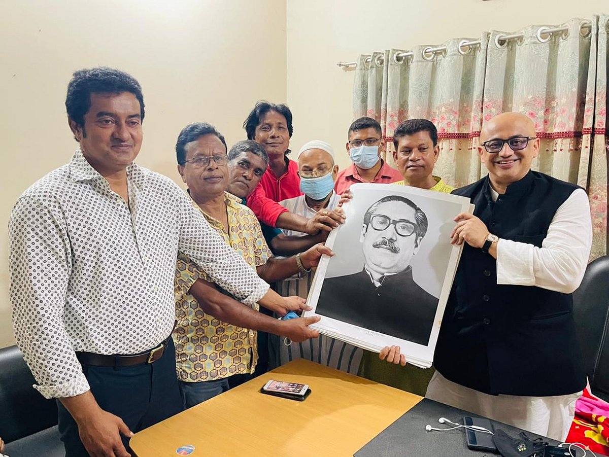 তথ্য ও সম্প্রচার প্রতিমন্ত্রী মুরাদ হাসান বুধবার নিজ নির্বাচনী এলাকা সরিষাবাড়ীতে জাতির পিতা বঙ্গবন্ধু শেখ মুজিবুর রহমানের ছবি বিতরণ করেন।