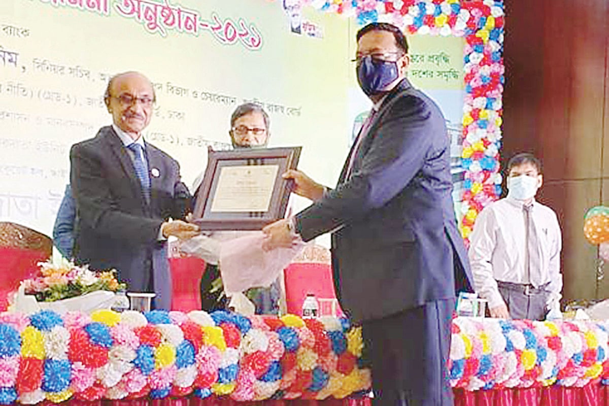 সম্মাননা গ্রহণ করছেন স্ট্যান্ডার্ড চার্টার্ড ব্যাংক বাংলাদেশের প্রধান নির্বাহী কর্মকর্তা নাসের এজাজ বিজয়।
