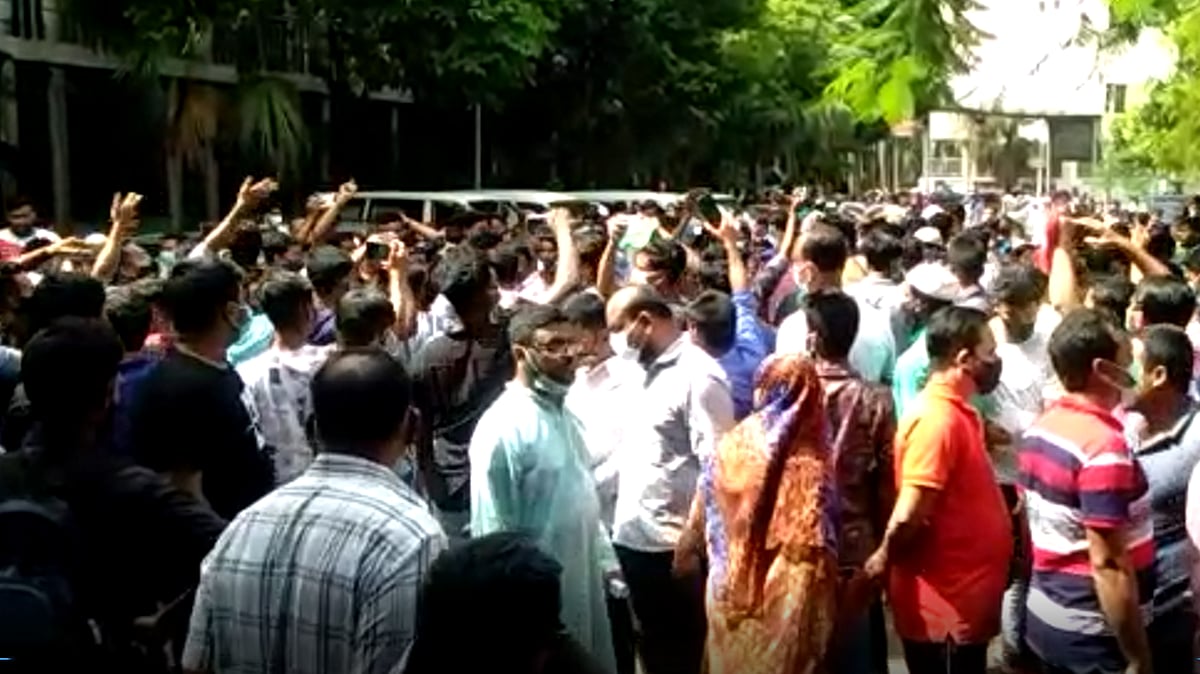 ছবি ভিডিও ফুটেজ থেকে নেওয়া