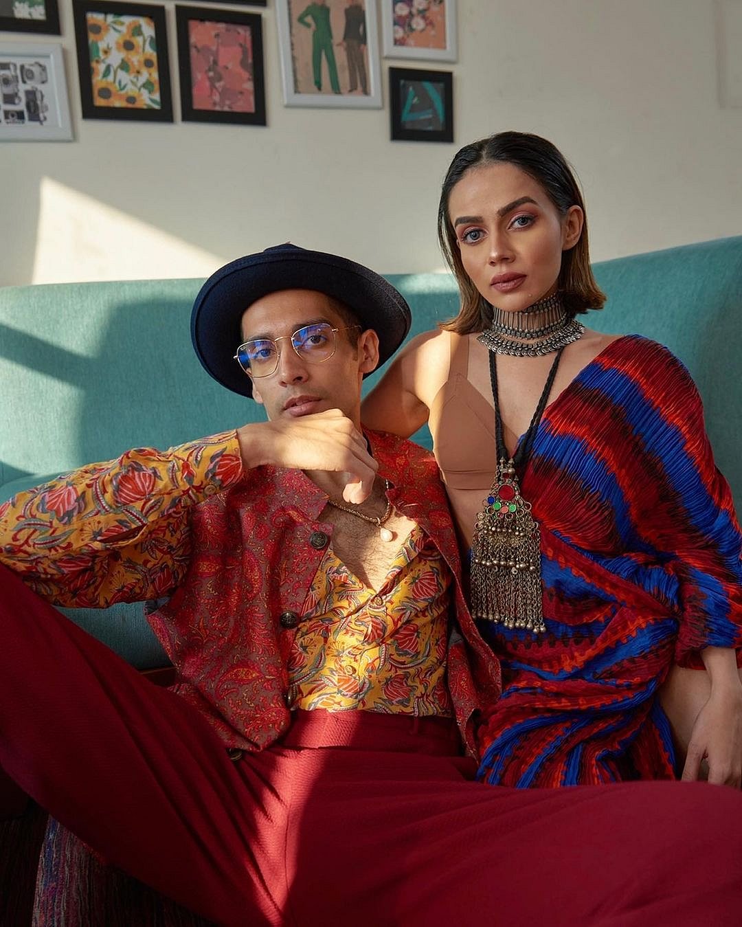  সিদ্ধার্থ আর কোমল—দুজনেই ফ্যাশন ইনফ্লুয়েন্সার। দুজনের প্রেম দুজনের ক্যারিয়ারের মোড় ঘুরিয়ে দিয়েছে। এখন তাঁরা ফ্যাশন ইনফ্লুয়েন্সারদের সঙ্গে সঙ্গে ‘রিলেশনশিপ ইনফ্লুয়েন্সার’ও। বেশ কিছু ম্যাগাজিনে লাভবার্ড হয়ে প্রচ্ছদ হয়েছেন তাঁরা। 