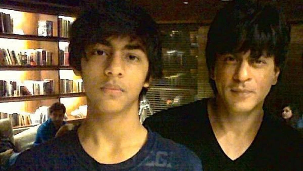 আরিয়ান (বাঁয়ে) ও শাহরুখ