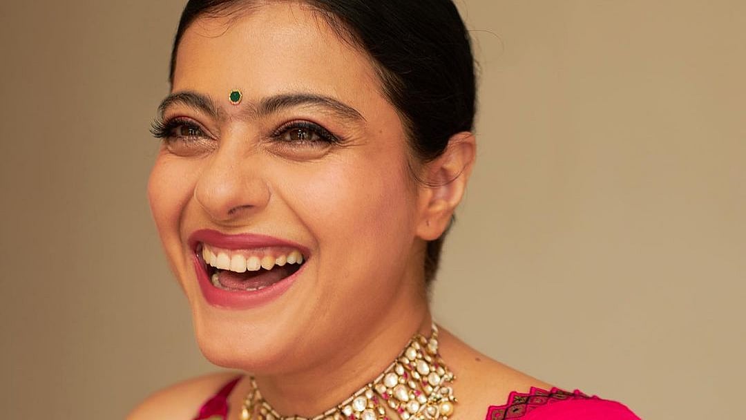 সপ্তমীতে কাজলের এই সাজপোশাক এরইমধ্যে ভাইরাল হয়ে গেছে। হাতে সবুজ কাচের চুরি। গলায় ভারি গয়না। কান ছিল খালি।  কপালে একটা টিপ সম্পূর্ণ করেছে সাজকে! অবশ্য শাড়ির রঙটা পুরোপুরি লাল নয়,  রঙটার নাম রেডিশ পিঙ্ক, মানে লালচে গোলাপি!