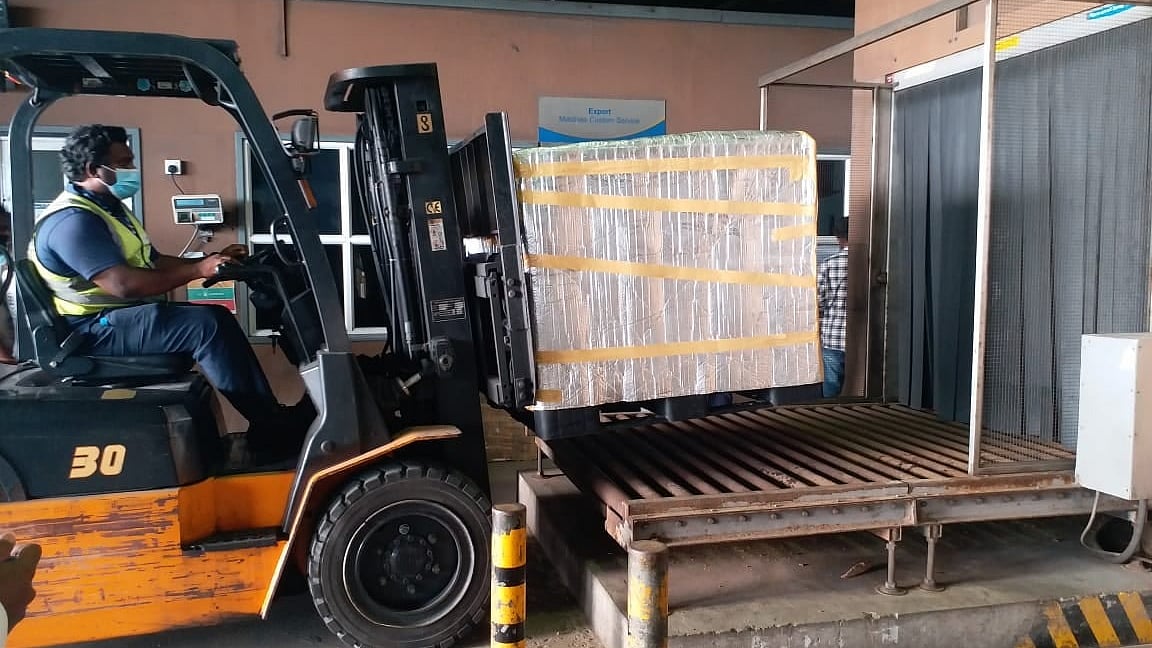 অক্সফোর্ড-অ্যাস্ট্রাজেনেকার উদ্ভাবিত করোনার টিকা দিচ্ছে মালদ্বীপ। 