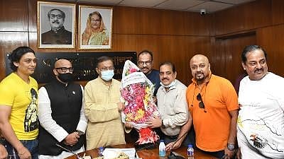 দেশের চলচ্চিত্র ও নাট্যাঙ্গনের নেতারা বিদেশি টিভি চ্যানেলের বিজ্ঞাপনমুক্ত সম্প্রচার বা ক্লিন ফিড বাস্তবায়নের জন্য তথ্য ও সম্প্রচারমন্ত্রী হাছান মাহমুদকে অভিনন্দন জানিয়েছেন