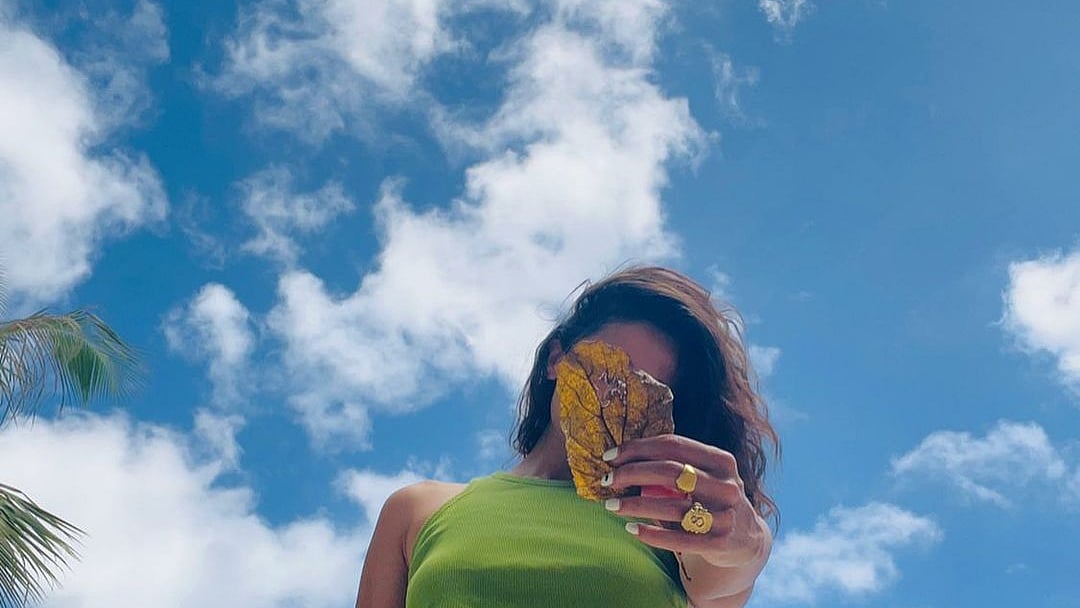 ৪০০ প্রতিযোগীর সঙ্গে পাল্লা দিয়ে তিনি চলচ্চিত্র জগতে নামেন।