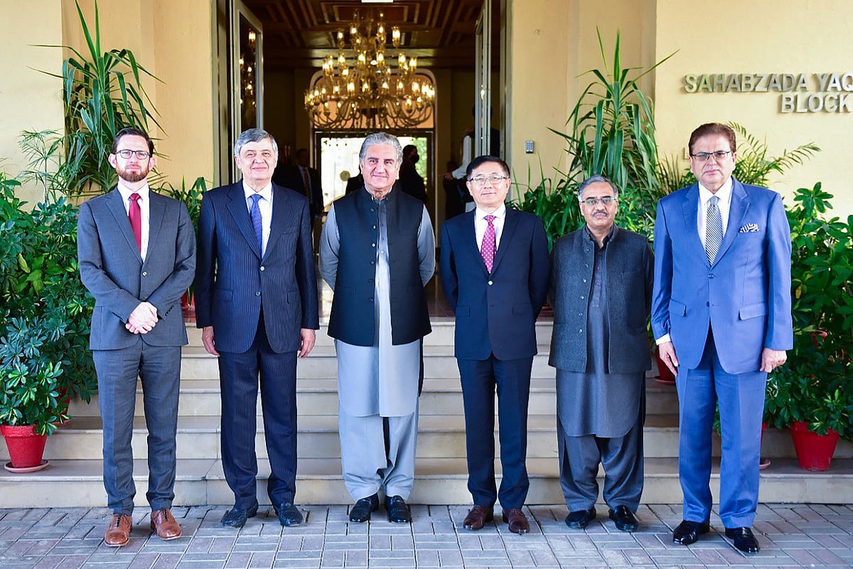 বৈঠকে বসার আগে পাকিস্তানের পররাষ্ট্রমন্ত্রী শাহ মাহমুদ কোরেশি (বা থেকে তৃতীয়) , পাকিস্তানের পররাষ্ট্রসচিব সোহাইল মাহমুদ (ডান থেকে দ্বিতীয়), যুক্তরাষ্ট্রের কাবুল বিষয়ক বিশেষ দূত টমাস ওয়েস্ট (বায়ে), রুশ প্রেসিডেন্টের প্রতিনিধি জামির কাবুলভ (বা থেকে দ্বিতীয়) ও চীনের দূত ইউ শিয়াইউং (ডান থেকে তৃতীয়)