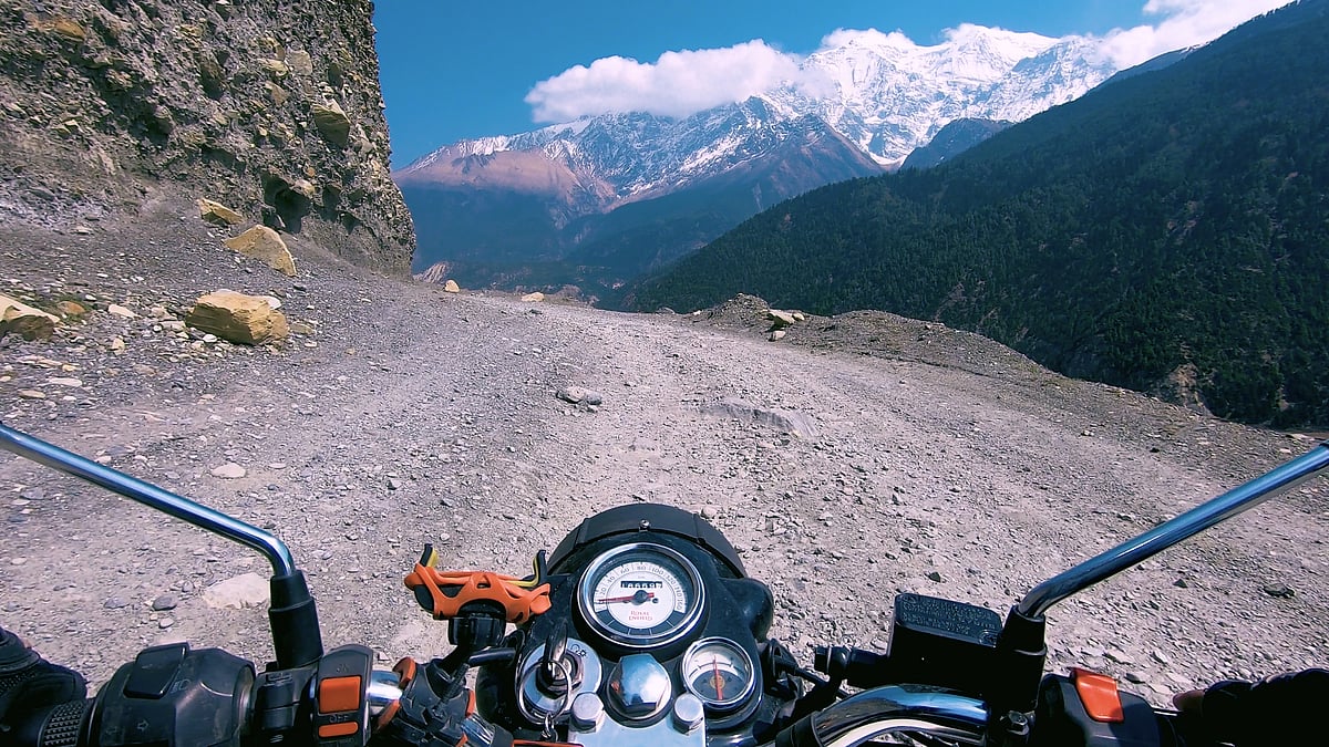 পাহাড়ি পথে ছুটছে মোটরসাইকেল